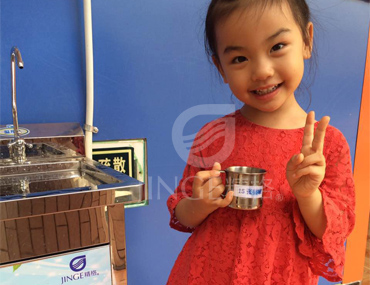 抓學(xué)校教育，更要抓好學(xué)生健康飲水