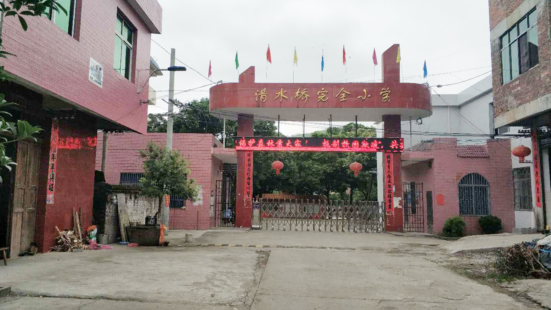 校園<a href='/product/' class='keys' title='點擊查看關于直飲水設備的相關信息' target='_blank'>直飲水設備</a>