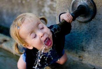 不宜著急喝水 不宜著急喝水