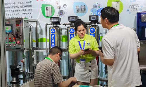 為客戶介紹產品